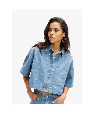 
Denim blouse met korte mouwen. Ontworpen met parels all-over. Afgewerkt met een doorlopende knoopsluiting en een klassieke kraag. Combineer met de PAYTON jeans voor de perfecte look!