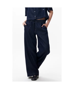 
<ul>
<li>De perfecte mix van stijl en comfort. Deze joggers, gemaakt van zachte lyocell met een donkder blauwe denimlook, wijde pijpen en een comfortabele taille met trekkoorden. Let op! Ik kan een indigo-vlek achterlaten op lichte oppervlakken.</li>
</ul><br>Kleur: dark blue <br>
Materiaal: 100% Tencel<br>
Het model is 1.76m lang en draagt maat 36