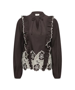 
Deze prachtige blouse met lange mouwen voor dames van het merk Jacqueline de Yong is een must-have voor elke fashionista. De blouse is uitgevoerd in een trendy bruin dessin, waardoor je er direct stijlvol uitziet. Gemaakt van hoogwaardig 100% katoen, voelt de blouse heerlijk comfortabel aan op de huid en is perfect voor zowel casual als formele gelegenheden. De blouse is voorzien van een knoopsluiting aan de voorkant en heeft een klassieke kraag. Combineer deze blouse met een jeans voor een casual look of met een rok voor een elegante uitstraling. Bestel deze stijlvolle blouse nu  en maak je garderobe compleet!