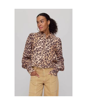 
<p>Leopard, but make it pink. De ELLIE top in LEXIE-LEOPARD is een aansluitende longsleeve met een uitgesproken panterprint in levendige kleuren. De ribstructuur met stretch zorgt voor een perfecte pasvorm. Combineer deze top met een denim of ton-sur-ton voor een look met lef. A bold base to build your look around. </p><br>Kleur: lexie leopard <br>
Materiaal: 93% Viscose, 7% Polyester <br>
Het model is 174 cm en draagt maat S