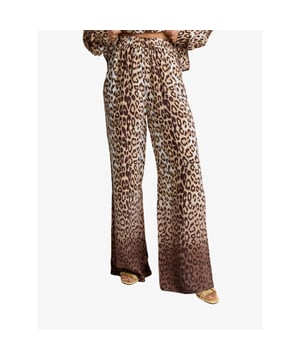 
Mooie lange pantalon broek met tijger print en aan de onderkant van de pijpen wat donkere van kleur. Heel mooi en apart. 
Wide leg pants cut from a flowy crepe fabric.
Designed with an all-over leopard print with a gradient effect at the bottom.
Combine with my matching blouse for a total look.
100% Viscose
Cold handwash