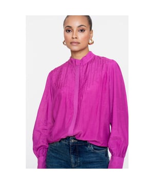 
53550-81 451 Geisha Blouse berry  Materiaal: 80% viscose / 20% metallic yarn