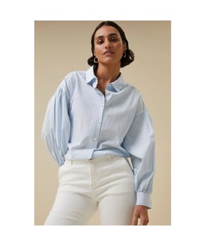 
<div>
<div>deze luchtige blouse met romantische details is een echte must-have essential. de blouse is gemaakt van een zachte en luchtige katoen kwaliteit. de oversized fit, lage schoudernaden met poffende mouwen en ronde halslijn met knoopaansluiting geven deblouse een romantische uitstraling.</div>
</div><br>Kleur: Light Blue<br>
Materiaal: 100% Katoen<br>
Model: 172 centimeter, draagt maat s