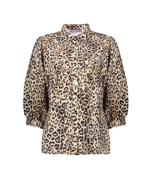 
Deze prachtige blouse van het merk Geisha Dames is een absolute must-have voor elke fashionista. Met zijn hippe en tijdloze bruine dessin kleur is het de perfecte aanvulling op elke outfit. De blouse is gemaakt van hoogwaardig materiaal, namelijk 83% viscose en 17% polyamide, wat zorgt voor een comfortabele en flatterende pasvorm. Met zijn lange mouwen is het de ideale blouse voor het hele jaar door. Of je nu naar kantoor gaat of een avondje uit, met deze blouse zie jij er altijd stijlvol uit. Bestel nu deze trendy en SEO-vriendelijke blouse  en voeg hem toe aan je garderobe.