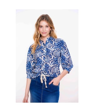 
53262-20 010 Geisha Blouse off-white/blue  Materiaal: 86% viscose / 14% polyamide