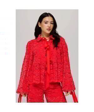 
<p>Make a bold statement with the elegance of our MARAL blouse in spicy red. De MARAL blouse in het vurige rood is een statement piece voor de gedurfde vrouw. Het kant aan de voorkant zorgt voor een verfijnde afwerking, terwijl de strikken van lint aan de mouwen de blouse een speelse, romantische uitstraling geven. In combinatie met de LOLA pants creëer je een gedurfde, yet verfijnde look die altijd in de mode is. Deze blouse is de perfecte keuze voor wie houdt van een gedurfde, maar toch vrouwelijke uitstraling.</p><br>Kleur: spicy red<br>
Materiaal: 55% Polyester, 45% Polyamide<br>
Het model is 163 cm en draagt maat S