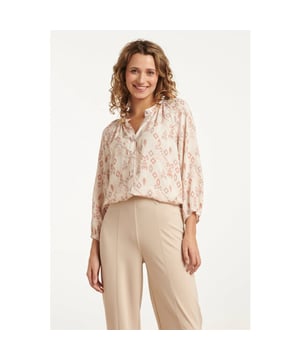 
Ontdek de perfecte balans tussen comfort en stijl met de Smashed Lemon lichtgewicht blouse. Deze luchtige blouse met een v-hals is ontworpen met een uniek Aztec print in zachte zand- en nude roze tinten, waardoor het de ideale keuze is voor zowel casual als elegante gelegenheden. De blouse heeft een vrouwelijke v-hals die doorloopt met een rij knopen, en mooie plooitjes rondom de halslijn die een speelse, verfijnde uitstraling geven. De 3/4 mouwen zijn elastisch, wat zorgt voor extra comfort en een vleugje speelsheid. Gemaakt van 100% rayon Ecovero, een duurzame en ademende stof die de hele dag door een comfortabele pasvorm biedt. Deze blouse is een must-have in je garderobe voor een moeiteloze en trendy look! Belangrijkste Kenmerken: - Unieke Aztec print in zachte zand- en nude roze tinten - V-hals met knopen en gathers voor een verfijnde uitstraling - Gemaakt van 100% rayon Ecovero voor ultiem comfort en duurzaamheidSpecificaties :

 
 * Stijl: blouses 
 * Print: Aztec 
 * Pasvorm: