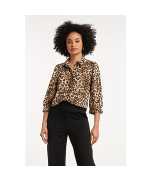 
Deze top van Smashed Lemon is een perfecte combinatie van stijl en comfort. De top heeft een tijdloze dierenprint in zand, bruin en zwart, wat zorgt voor een elegante en speelse uitstraling. De kraag met knoopsluiting voegt een verfijnde touch toe aan het ontwerp, terwijl de driekwart mouwen de top een frisse en vrouwelijke uitstraling geven. Deze veelzijdige top is ideaal voor een casual dagje uit of een gezellige avond, waarbij je zowel stijlvol als comfortabel voor de dag komt. Kenmerken: - V-halslijn en een driekwart mouw voor een moderne, vrouwelijke look - Dierenprint in zand, bruin en zwart voor een speelse, elegante uitstraling - Knoopsluiting met kraagSpecificaties :

 
 * Stijl: tops 
 * Print: Graffisch 
 * Pasvorm: getailleerd 
 * Lengte: boven de knie 
 * Model: 180 cm lang en draagt maat S/68 
 * Production country: Made in P.R.C. 
 * Kleur: Beige, Multi 
 * Lining: no lining 
 * Fabric Composition: 100% polyester