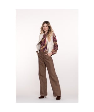 
Deze lange broek voor dames in een prachtige camel kleur is een must-have voor elke fashionista! De broek is van het bekende merk Geisha dames, wat garant staat voor kwaliteit en stijl. Gemaakt van een comfortabele mix van 84% katoen en 16% polyester, voelt deze broek heerlijk aan op de huid en zorgt het voor een perfecte pasvorm. De broek is voorzien van een mooie sluiting, handige zakken en een modieuze wijde pijp. Hiermee kun je eindeloos combineren en kom je altijd trendy voor de dag. Bestel nu deze prachtige camelkleurige lange broek en maak je kledingkast helemaal compleet!