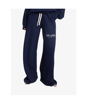 
Wijde broek van scuba jerseystof. Ontworpen met een koord voor een sportieve look. Met een THE LABEL-artwork onder de voorzak. Combineer met mijn bijpassende trui voor een casual look.