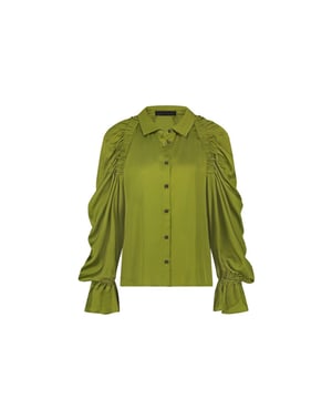 
De Mima Blouse (SEI724121) van JANE LUSHKA is een blouse met klassieke kraag, doorknoopsluiting en lange pofmouwen die aan de onderzijde zijn afgewerkt met elastiek. De blouse heeft een lage mouwinzet die aan de voor en achterzijde is afgewerkt met gesmoqte details. Dit model heeft een rechte soepelvallende pasvorm, valt over de heup en is uitgevoerd in de kleur Olivia Green. <br /><br />De zachte en gladde stof is gemaakt van Viscose.