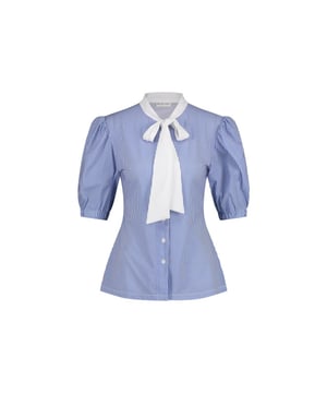 
De US723210311 Blouse Tonnie Technical Jersey van JANE LUSHKA is een blouse met ¾ mouwen die aan de onderzijde zijn afgewerkt met elastiek en een hoge ronde hals met witte striksluiting. De blouse heeft een doorknoopsluiting en is uitgevoerd in een all-over stripe print in de kleur Blue.