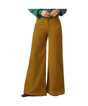 
Ervaar direct comfort en stijl met deze oker gele Peppa pants van King Louie. Dankzij de hoge taille en normale pasvorm voel je je de hele dag zelfverzekerd. De zachte corduroy stretchstof geeft je alle bewegingsvrijheid die je nodig hebt. Door de relaxed fit en wijde pijpen straal je moeiteloos elegantie uit. Maak elke outfit compleet met de handige riemlussen en diepe schuine zakken. Je sluit de pantalon eenvoudig met de knoop- en ritssluiting aan de voorkant. Het hoogwaardige katoen met elasthaan zorgt voor een warme en prettige draagervaring. Deze pantalon is perfect voor een trendy en comfortabele look tijdens koudere dagen.