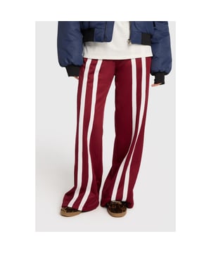 
Kleur: BORDEAUX<br>
Materiaal: 80% Cotton / 20% Polyester<br>
Het model is 1,69m en draagt maat S