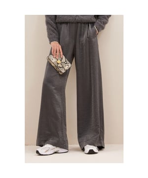 
Kleur: metallic silver<br>
Materiaal: 86% viscose, 14% polyamid<br>
Het model is 1,78m en draagt maat XS