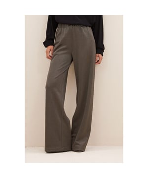 
Kleur: biscuit <br>
Materiaal: 65% polyester, 19% lurex, 14% viscose, 2% elasthane<br>
Het model is 1,75m en draagt maat XS