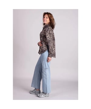 
De Modstrom MoodMD Blouse in luipaardprint is een perfecte mix van klassieke stijl en speelse flair. Dit oversized overhemd is gemaakt van 100% biologisch katoen, waardoor het heerlijk licht en ademend is. De opvallende luipaardprint geeft deze blouse een edgy twist, terwijl de strikbandsluiting aan de zijkanten zorgt voor een unieke en speelse afwerking.
Draag de MoodMD Blouse met een strakke jeans en sneakers voor een casual streetstyle look of combineer hem met een leren broek oor een stoere, edgy outfit. Een veelzijdige must-have voor fashionista’s die houden van een statement piece!
Product details:

Oversized pasvorm
Opvallende luipaard
Knoopsluiting
Borstzak
Splitten aan de zijkanten met strikbandsluiting

Materiaal: 100% biologisch katoen

Valt normaal op maat
Het model is 177cm en draagt maat S
