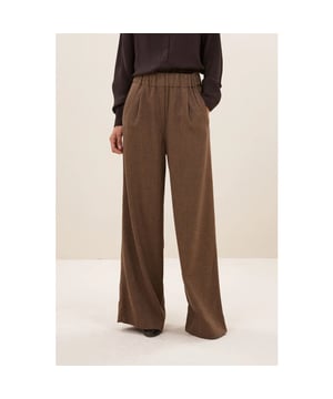 
<p>Ontdek het comfort van de benji tweed pants, perfect voor een casual look met een losvallende pasvorm die moeiteloos beweegt. Dankzij de elastieken band en steekzakken geniet je van gemak en stijl in één. De normale taille en lange lengte maken deze broek een veelzijdige must-have voor elke dag. Ideaal voor wie op zoek is naar comfort en elegantie!</p>
<ul>
<li>elastieken band</li>
<li>verborgen steekzakken</li>
<li>losvallende pasvorm</li>
</ul><br>Kleur: latte<br>
Materiaal: 64% polyester, 33% viscose, 3% elasthane<br>
modelinfo: 175 centimeter, draagt maat xs<br>
fit: normale pasvorm