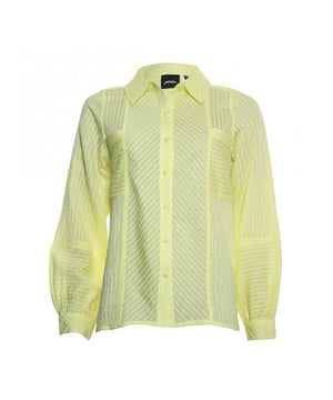 Steel gegarandeerd de show met de hardloper uit de nieuwe collectie van Poools! 
Poools blouse 313228 - Lemon