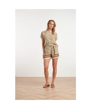 
Voeg een vleugje natuur toe aan je zomergarderobe met de Smashed Lemon Aardetoon Leaf Print Shorts. Deze comfortabele shorts zijn perfect voor een ontspannen dag in de zon. Het unieke aardetoon bladerenprint ontwerp in kleuren zoals legergroen, zwart, zand en bruin geeft de shorts een stijlvolle, natuurlijke uitstraling. De strakke tailleband aan de voorkant zorgt voor een nette pasvorm, terwijl de elastische tailleband aan de achterkant extra comfort biedt. De bijpassende riem voegt een speelse touch toe, terwijl de losse en luchtige pasvorm zorgt voor een ongekend draagcomfort. Gemaakt van 100% rayon ecovero, wat de shorts niet alleen zacht maakt, maar ook een milieuvriendelijke keuze is. Deze veelzijdige shorts zijn ideaal voor casual uitjes of een vakantie in de natuur. Belangrijkste kenmerken: - Losse, luchtige pasvorm voor optimaal comfort - Aardetoon bladerenprint in mooie, natuurlijke kleuren - Gemaakt van 100% rayon ecovero voor een milieuvriendelijke keuze Deze Smashed Lemon