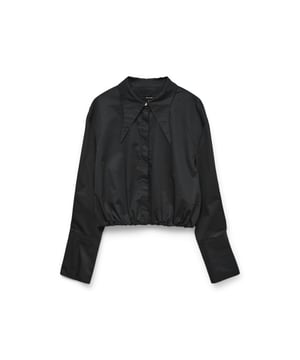 
Deze zwarte blouse met lange mouwen voor dames van Vero Moda is een must-have voor elke vrouwelijke kledingkast. Gemaakt van 100% katoen, is deze blouse niet alleen stijlvol maar ook comfortabel om te dragen. De klassieke zwarte kleur is tijdloos en gemakkelijk te combineren met elke outfit. De blouse heeft een casual pasvorm en is voorzien van knoopsluiting aan de voorkant. Draag hem op een jeans voor een casual look of combineer het met een rok voor een chique uitstraling. Met deze blouse ben je altijd klaar voor elke gelegenheid. Bestel nu en voeg een veelzijdig en tijdloos item toe aan je garderobe.