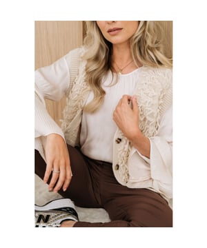 
<p>Dit gave gilet van &Co woman is gemaakt in een mooie fancy brei kwaliteit.</p>
<p>Extra details zijn:<br>
- Mouwloos<br>
- 3-knoops sluiting.</p>
<p>Mooi in combinatie met de verschillende broeken van &Co Woman.</p>
<p>Materiaal: 84% Acryl - 9% Wol - 7% Polyester</p>
<p>Wasvoorschrift :Machine was max. Fijne was 30 graden Celsius. Niet in droger.</p>