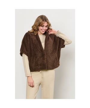 
<p>Dit gilet van &Co woman is gemaakt in een mooie fancy teddy kwaliteit en is geheel gevoerd.</p>
<p>Extra details zijn:<br>
- V-hals.<br>
- Strookzakken in voorpand.<br>
- Mouwloos.</p>
<p>Mooi in combinatie met de Penny pants van &Co Woman.<br>
Onmisbaar in je kledingkast dus!</p>
<p>Materiaal:  100% Polyester</p>
<p>Wasvoorschrift: Machine was max. Fijne was 30 graden Celsius. Niet in droger.</p>