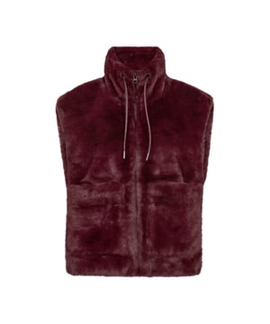 
<p>Mooie bodywarmer van Freequent in zacht imitatiebont dat warmte en elegantie perfect combineert. de bodywarmer heeft grote zakken aan de voor- en zijkant, een ritssluiting en een trekkoord van imitatieleer in de hoge kraag.</p>
<ul>
<li>Materiaal 100% Polyester,Lining 100% Polyester</li>
<li>Imitatiebont</li>
<li>Kort model</li>
</ul>