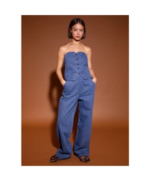 
De Mies Pantalon van Studio Amaya is niet zomaar een jeans, het is een echte eyecatcher. Gemaakt van stevig denim en versierd met all-over subtiele glitter steentjes, straalt deze broek stijlvolle glamour uit zonder in te leveren op comfort. De high-waist pasvorm en de wijd uitlopende pijpen zorgen voor een flatterend silhouet met een moderne flair. Perfect voor een avondje uit of om je dagelijkse look een extra touch te geven.
Stylingtip: Combineer met het Jack Jacket voor een complete sparkling denim look of draag met een basic tee en sneakers voor een casual-glam vibe
Product details:

Merk: Studio Amaya
Model: Mies Pantalon
Kleur: Denim blauw
Materiaal: Denim met glitterdetails
Pasvorm: High-waisted, rechte tot wijde pijpen
Lengte: Lang, makkelijk in te korten
Sluiting: Rits en knoop
Materiaal: 100% katoen
Model info: Ons E-Com model is 168 cm lang en draagt maat S
Stylecode: Mies Denim Blue
