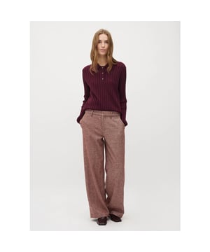
Warm, stijlvol en helemaal van nu, de mbyM Tarrina-M pantalon in gemêleerd rood is dé statementbroek voor het nieuwe seizoen. De rijke wolmix zorgt voor een comfortabele, iets stevige feel en houdt je behaaglijk warm tijdens koelere dagen. De subtiele melange van roodtinten geeft de broek een luxe uitstraling met karakter.
De middelhoge taille, wijde pijpen en nette afwerking met riemlussen en een rits- en knoopsluiting maken deze broek perfect voor zowel zakelijke als casual looks. Combineer ‘m met een oversized knit in bordeauxrood of een getailleerde blazer voor een moderne, nonchalante look.
Product details:

Merk: mbyM
Model: Tarrina-M
Kleur: Gemêleerd rood
Materiaal: 70% polyester, 30% wol, 20% katoen
Taille: Middelhoog
Pasvorm: Wijde pijpen
Sluiting: Rits en knoop
Details: Riemlussen, zachte wolmix, steekzakken
Het model is 176 cm lang en draagt maat S.
