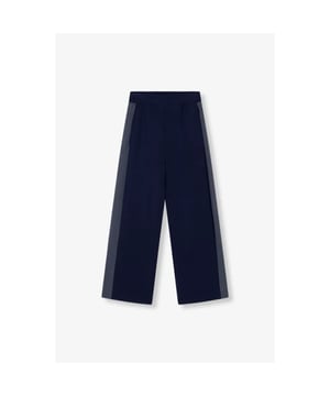 
<p>Broek met wijde pijpen van het merk Alix The Label. De broek is gemaakt van een flowy cupro stof. De elastische tailleband zonder sluiting maakt de broek comfortabel. Combineer met de flowy Cropped t-shirt voor een casual look. </p>
<ul>
<li>Stofsamenstelling: 50% modal, 44% polyester, 6% elastaan. </li>
<li>Pasvorm: valt normaal. Twijfel je over de maat? Neem contact met ons op en we helpen je graag verder! </li>
</ul>