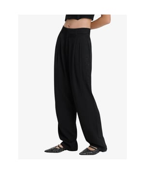 
Alix The Label dames twill pantalon.
Straight leg pants cut from a flowy twill fabric.
Designed with pleats at the front.
Featuring a small "ALIX" embroidery below the frontpockets.
Combine with my matching blouse for a feminine look.
100% Viscose
Cold handwash
Straight fit
Mid / low waist
Zipper with hook & eye closure
Fake back pockets
Featuring front pockets