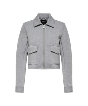 
Deze grijze melee jack voor dames van het merk Only is een absolute must-have voor jouw kledingkast! Gemaakt van hoogwaardige materialen, biedt deze jas niet alleen een comfortabele pasvorm, maar ook een trendy uitstraling. Het buitenmateriaal bestaat uit 66% polyester, 28% viscose en 6% elastaan, waardoor de stof zowel duurzaam als rekbaar is. Daarnaast zorgt de grijze melee kleur voor een moderne look, die gemakkelijk te combineren is met verschillende outfits. Of je nu naar je werk gaat of een dagje uit, met deze jack ben jij altijd goed gekleed. Bestel nu en voeg deze fashionable jas toe aan jouw collectie!