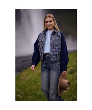 
NKF13025 70 Nukus Milou Jacket Paillet Navy  Materiaal: Body:40% Wool, 48% PL, 8% Nylon, 4% other. Sleeve: 90% PL, 10% Spandex. Lining: 100% PL