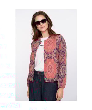 
Deze Geisha dames jack in een opvallende rode kleur met dessin is een absolute must-have voor jouw garderobe. Het jack is gemaakt van 98% polyester en 2% lycra, waardoor het comfortabel zit en perfect aansluit op jouw lichaam. Het dessin geeft het jack een speelse en trendy uitstraling. Door de kleur en het dessin is dit jack eindeloos te combineren en geschikt voor verschillende gelegenheden. Het lichtgewicht materiaal maakt het jack ook perfect voor de lente- en zomermaanden. Bestel dit trendy Geisha dames jack nu in onze webshop en rock jouw outfit!