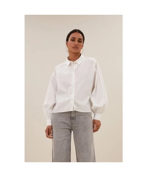 
<p>De sarah short blouse is een echte must-have essential. De blouse is gemaakt van een fijne katoen kwaliteit. De oversized & korte fit, lage schoudernaden met poffende mouwen en ronde halslijn met knoopaansluiting geven de blouse een romantische uitstraling.</p><br>Kleur: White <br>
Materiaal: 100% katoen<br>
modelinfo: 172 cm, draagt maat s<br>
maatadvies: deze maat valt normaal<br>
fit: losse pasvorm<br>
- korte fit<br>
- wijduitlopende pasvorm