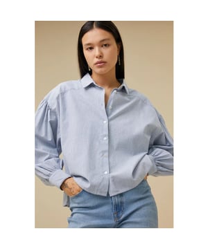 
<p>de sarah short pin stripe blouse is een echte must-have essential en is gemaakt van een fijne katoen kwaliteit. de oversized & korte fit, lage schoudernaden met poffende mouwen en ronde halslijn met knoopaansluiting geven de blouse een elegante uitstraling.</p><br>Kleur: Indi Grey<br>
Materiaal: 100% katoen<br>
Losse pasvorm<br>
Het model is 172cm en draagt maat s