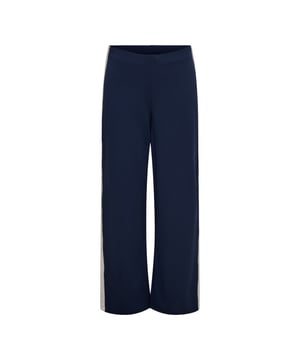 
Deze prachtige navy kleurige lange broek voor dames is een must-have voor elke modieuze garderobe. Gemaakt van hoogwaardige materialen, heeft deze broek een stijlvolle pasvorm en is perfect voor elke gelegenheid. Het is vervaardigd door het bekende merk Jacqueline de Yong en staat garant voor kwaliteit en comfort. Maar dat is niet alles, deze broek is ook nog eens milieuvriendelijk! Gemaakt van 50% gerecycled polyester, 45% polyester en 5% elastaan, is het een duurzame keuze voor de bewuste shopper. Combineer deze broek met een mooie blouse en hakken voor een elegante look of met sneakers en een t-shirt voor een casual outfit. Bestel nu deze trendy lange broek en voeg een vleugje klasse toe aan je garderobe!