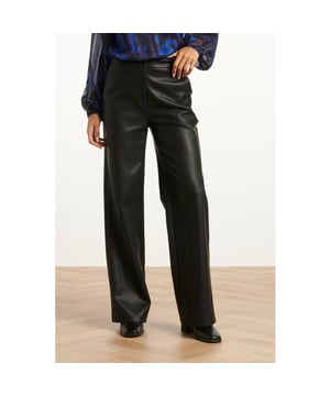 
Zwarte PU broek van Smashed Lemon met wijde pijpen en een lange, losvallende pasvorm. Dit veelzijdige model combineert moderne stijl met comfort en is perfect voor een trendy, toch tijdloze look. Ideaal voor zowel casual als chique outfits. Belangrijkste kenmerken: - PU-materiaal voor een stoere en modieuze uitstraling - Wijde pijpen en losvallende pasvorm zorgen voor comfort en bewegingsvrijheid - Lange broek die makkelijk te combineren is met diverse tops en schoenen Verkrijgbaar in Bordeaux, black.Specificaties :

 
 * Stijl: Broeken 
 * Print: Uni 
 * Pasvorm: Losvallend, widje pijpen 
 * Lengte: Lang 
 * Model is: 173 cm tall and wears size S/36 
 * Country of origin: Made in P.R.C. 
 * Verkrijgbaar in kleuren: Bordeaux, Zwart 
 * Lining: No 
 * Fabric composition: 100% PU