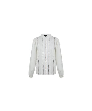 
Deze elegante witte Elive blouse straalt verfijning uit met haar subtiele pofmouwen en sierlijke broderie. De luchtige stof en geraffineerde details maken dit een veelzijdig en stijlvol kledingstuk. Perfect voor zowel formele als casual gelegenheden.Extra details zijn: Pofmouwen Sierlijke broderie Opstaande kraag KnoopsluitingMateriaal:100% KatoenWasvoorschrift:Machinewas max. Fijnwas 30 graden Celsius. Niet in droger