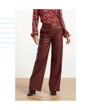 
Zwarte PU broek van Smashed Lemon met wijde pijpen en een lange, losvallende pasvorm. Dit veelzijdige model combineert moderne stijl met comfort en is perfect voor een trendy, toch tijdloze look. Ideaal voor zowel casual als chique outfits. Belangrijkste kenmerken: - PU-materiaal voor een stoere en modieuze uitstraling - Wijde pijpen en losvallende pasvorm zorgen voor comfort en bewegingsvrijheid - Lange broek die makkelijk te combineren is met diverse tops en schoenen Verkrijgbaar in Bordeaux, black.Specificaties :

 
 * Stijl: Broeken 
 * Print: Uni 
 * Pasvorm: Losvallend, widje pijpen 
 * Lengte: Lang 
 * Model is: 173 cm tall and wears size S/36 
 * Country of origin: Made in P.R.C. 
 * Verkrijgbaar in kleuren: Bordeaux, Zwart 
 * Lining: No 
 * Fabric composition: 100% PU