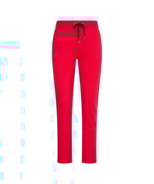 
Joggingbroek * Rechte pijpen * Stevige stretchkatoen * Fijne rib tailleband met trekkoord * 2 zakken aan de voorkant * 2 nepzakken aan de achterkant * Merkkoord met metalen koorduiteinden om de taille aan te passen * Geborduurd paardenlogo op de achterkant * Metalen logoplaatje aan de voorkant 95% Cotton, 5% Elastane