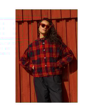 
Kleur: poppy check<br>
Materiaal: 100% katoen<br>
Het model is 1,75m en draagt maat S