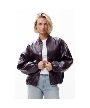 
<p>Vegan leren jas met lakafwerking en elastische zoom voor een gemakkelijke en comfortabele tuck-in look.</p><br>Kleur: fudge <br>
Materiaal: 100% Polyurethaan<br>
Model is 1.76m lang en draagt maat 36