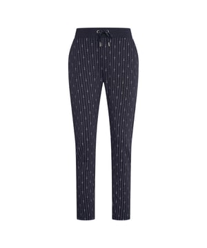 
Slim fit joggingbroek * Zachte, elastische viscose/katoen sweat * Stevige tailleband van dezelfde stof, verstelbaar met koord * 2 insteekzakken aan de voorkant * Metalen logoplaat aan de voorkant * Logoborduursel aan de achterkant 47% cotton 47% modal 6% elastane