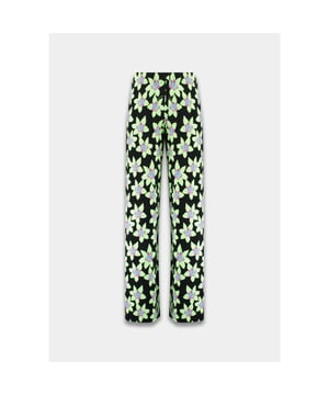 
De groen dessin kleurige lange broek voor dames van het trendy merk Harper and Yve is niet alleen een fashion statement, maar ook een duurzame keuze. Deze broek is namelijk voor 92% gemaakt van eco vero, een milieuvriendelijke stof, en voor 8% van elastane voor de perfecte pasvorm. en#10;en#10;Het dessin bestaat uit een speelse mix van groene tinten, wat zorgt voor een frisse en vrouwelijke uitstraling. De broek heeft een slanke, lange pasvorm en is voorzien van steekzakken en een elastische tailleband voor extra comfort. en#10;en#10;Deze broek is perfect voor zowel een casual als een chique look. Combineer het bijvoorbeeld met een witte blouse en pumps voor een stijlvolle kantoor outfit, of met een basic t-shirt en sneakers voor een trendy vrijetijdslook. en#10;en#10;Met deze groene dessin lange broek van Harper and Yve voeg je niet alleen kleur toe aan je kledingkast, maar ook aan je leven door te kiezen voor een duurzame en fashionable stijl. Bestel nu en ervaar het zelf!