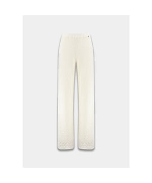 
De ecru kleurige lange broek voor dames van het trendy merk Harper and Yve is een must-have voor elke kledingkast. Gemaakt van 90% polyamide en 10% elastane, biedt deze broek een perfecte mix van comfort en stijl. De broek heeft een slanke pasvorm en valt tot op de enkel. Hierdoor is hij perfect te combineren met zowel sneakers als hakken. De broek is voorzien van een elastische tailleband, waardoor hij perfect aansluit op jouw lichaam. Of je nu een dagje gaat shoppen of een avondje uit gaat, deze lange broek zal je altijd laten stralen. Bestel hem nu en ervaar zelf het comfort en de elegantie van de Harper and Yve ecru lange broek voor dames.