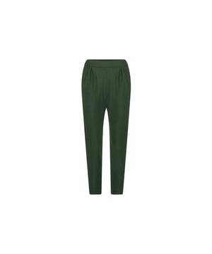
De KN Stefanello broek van JANE LUSHKA is een rekbare, zachte & ademende broek met een tailleband en steekzakken aan de voorkant. Deze broek beschikt over gebreide details en is uitgevoerd in de kleur Green.