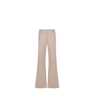 
De Yvette Pants Technical Jersey U224219 van JANE LUSHKA is een broek met riemlusjes, knooplsuiting en faux-paspelzakken op de achterkant. Deze broek is uitgevoerd in de kleur Pudra.