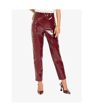 
De JOSH V Bo damesbroek in de kleur Berry Red is een faux lakleren broek in de trendkleur van dit seizoen: donkerrood. Deze high rise, girlfriend broek heeft een straight leg en een relaxte fit. Draag de broek casual in combinatie met de Lenthe sweater en sneakers of party in combinatie met een top en pumps.

